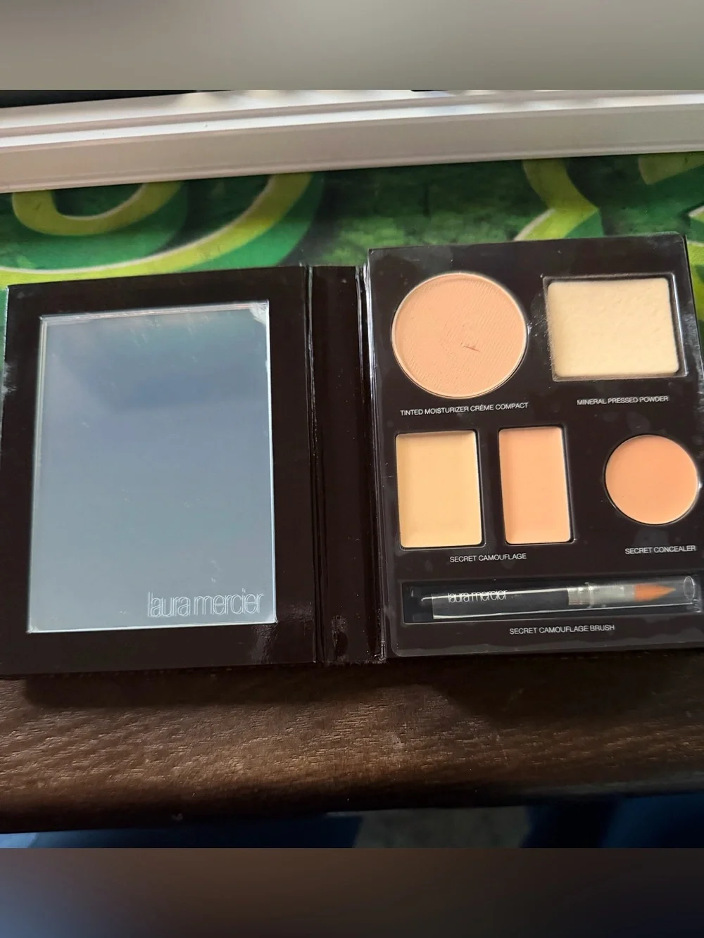 laura mercier NUDE THE FLAWLESS FACEBOOK PORTABLE COMPLEXION PALLET